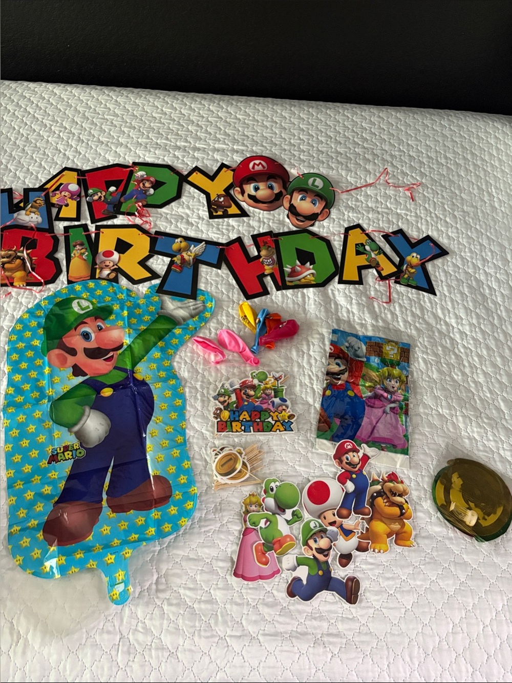 Nintendo Super Mario & Luigi Birthday Decoration Set - Green, Red, Blue, Yellow